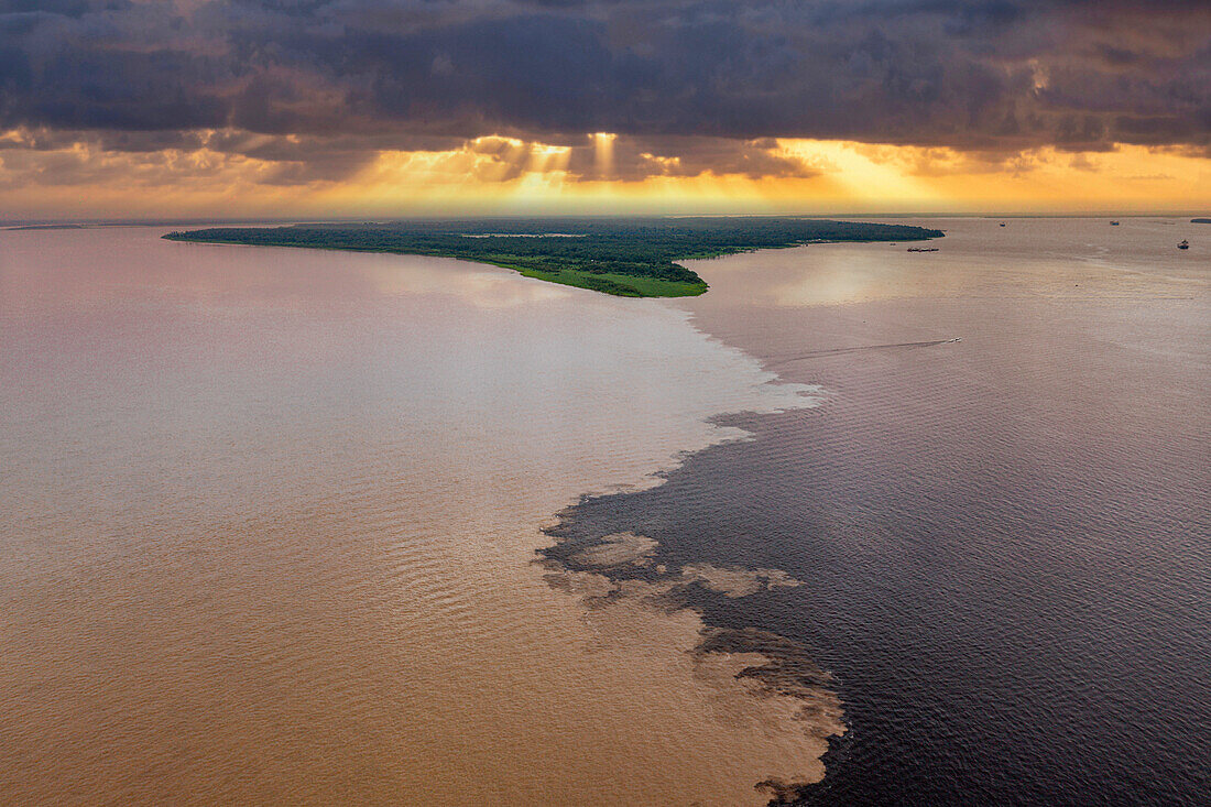 Zusammenfluss des Rio Negro und des Amazonas, Manaus, Bundesstaat Amazonas, Brasilien, Südamerika
