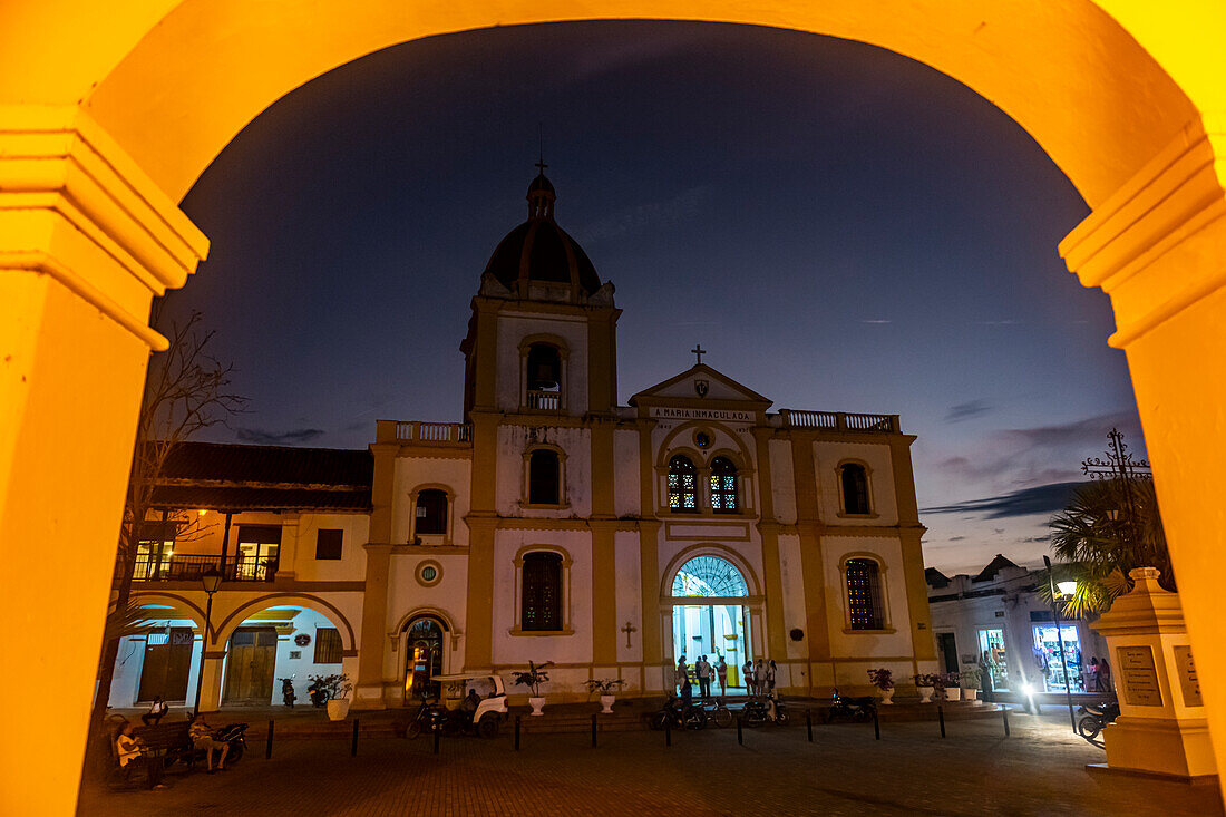 Nachtaufnahme des historischen Zentrums von Mompox, UNESCO-Welterbe, Kolumbien, Südamerika
