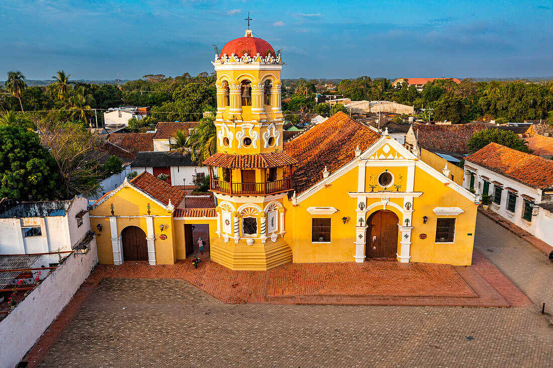 Luftaufnahme der Iglesia De Santa Barbara, Mompox, UNESCO-Welterbestätte, Kolumbien, Südamerika