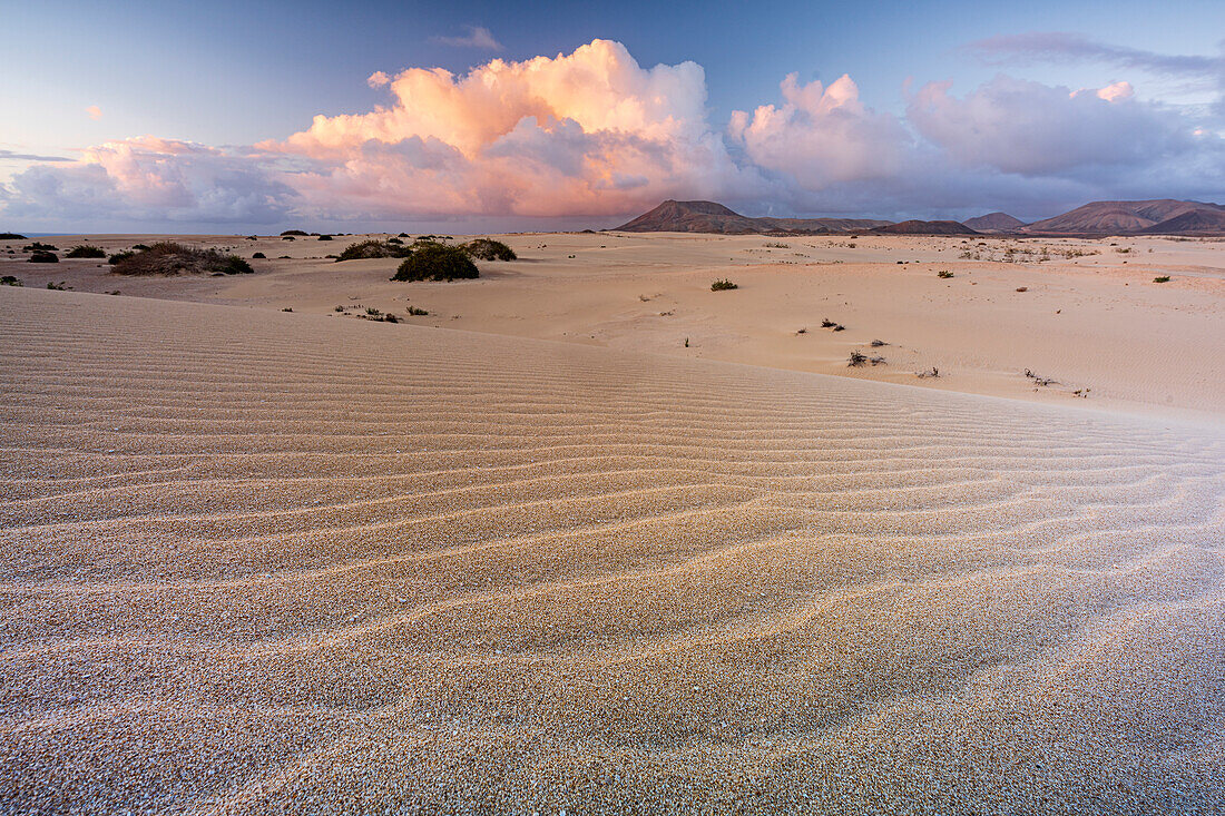 Romantischer Himmel in der Morgendämmerung über den Sanddünen der Wüste, Corralejo Naturpark, Fuerteventura, Kanarische Inseln, Spanien, Atlantik, Europa