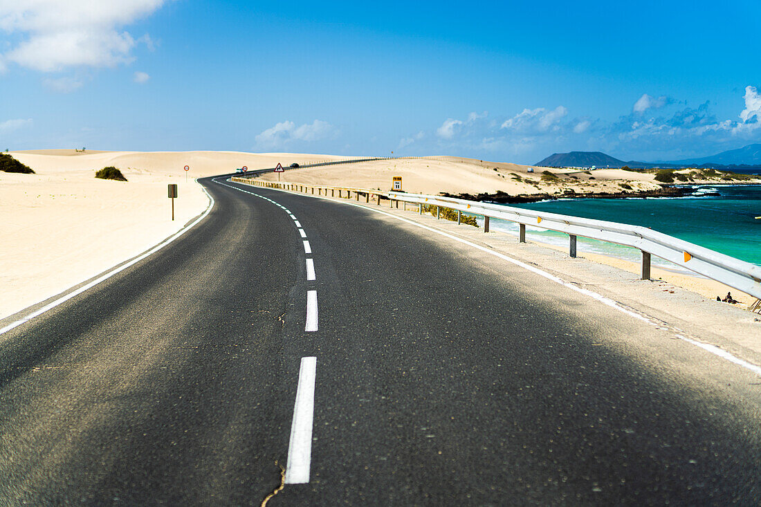Leere Asphaltstraße durch die Wüste, Naturpark Corralejo, Fuerteventura, Kanarische Inseln, Spanien, Atlantik, Europa