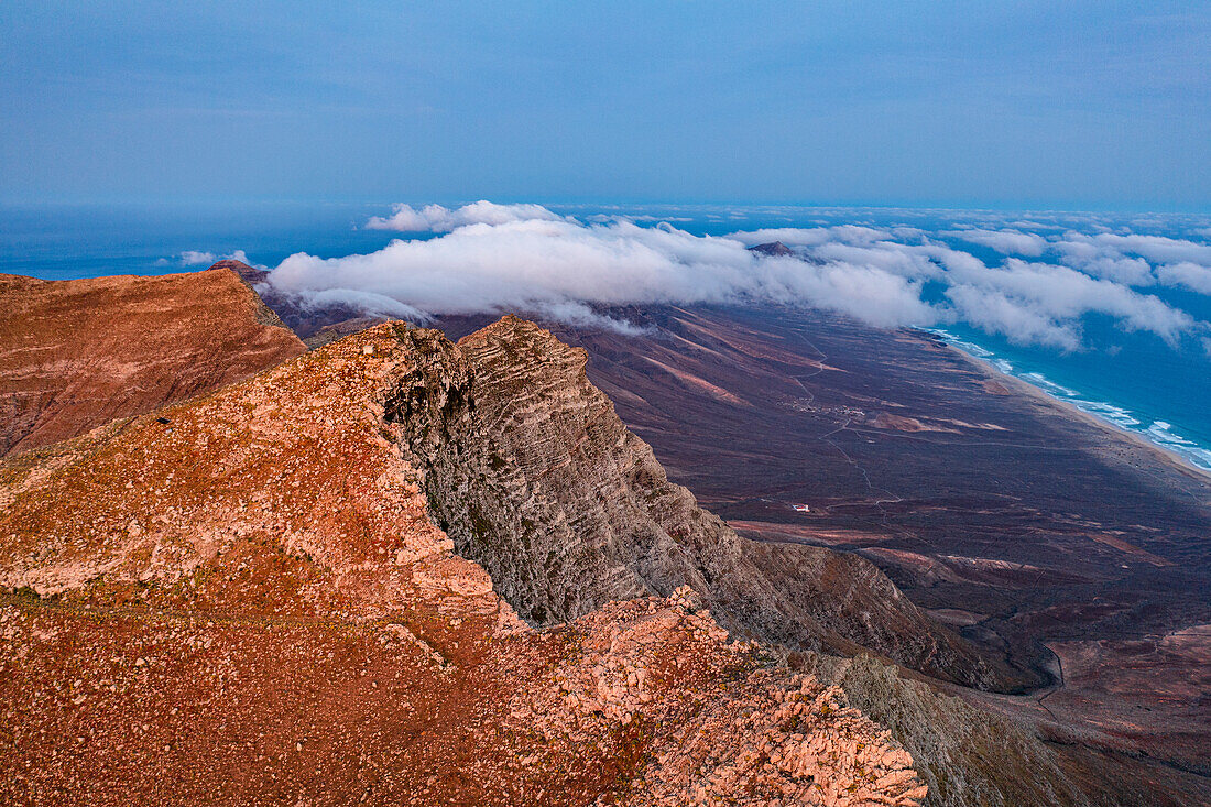 Luftaufnahme der vulkanischen Felsen des Pico de la Zarza während eines nebligen Sonnenaufgangs, Fuerteventura, Kanarische Inseln, Spanien, Atlantik, Europa