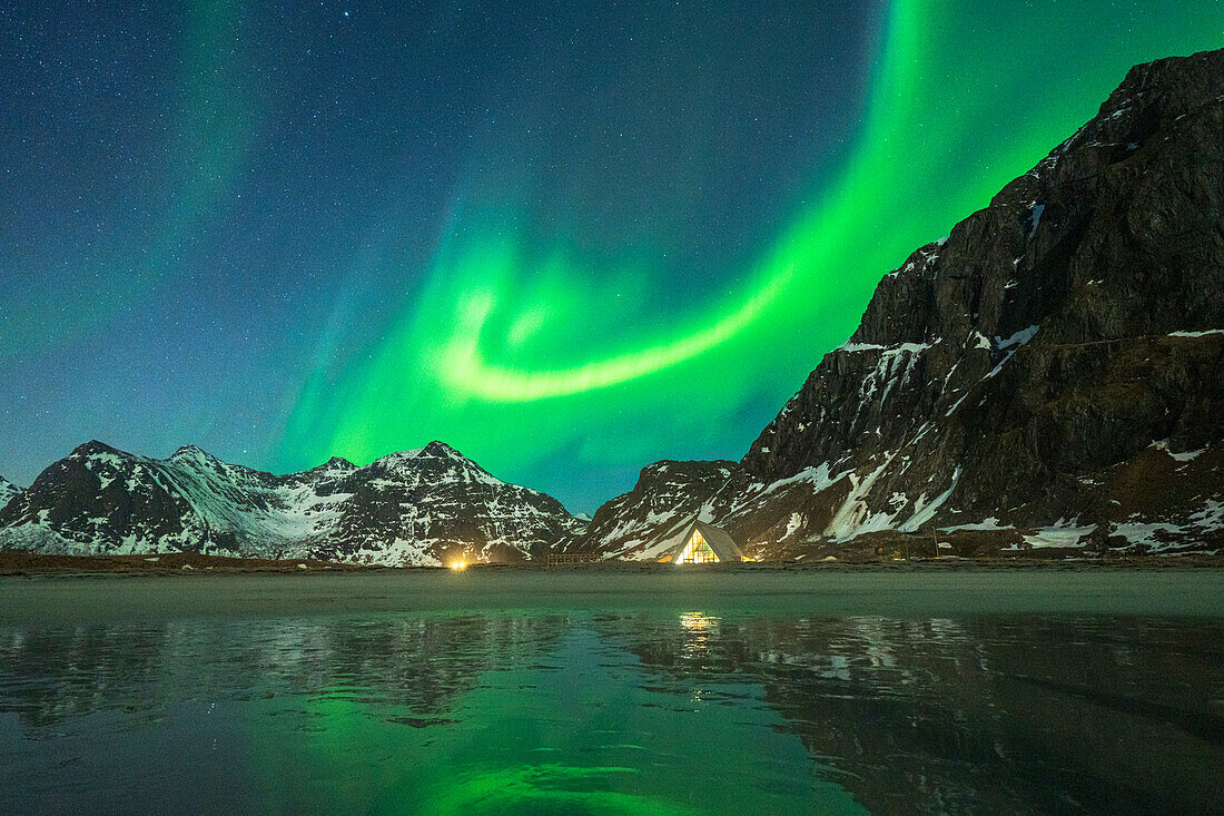 Glas-Iglu am Skagsanden-Strand unter der Aurora Borealis (Nordlicht), Flakstad, Lofoten-Inseln, Norwegen, Skandinavien, Europa