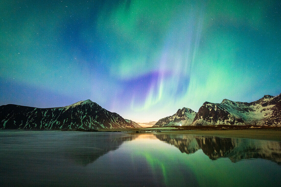 Heller Nachthimmel mit Aurora Borealis (Nordlicht) über Bergen und Skagsanden Strand, Flakstad, Lofoten, Norwegen, Skandinavien, Europa