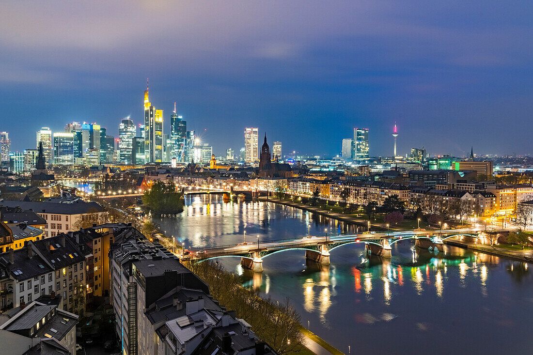 Lichter der Skyline des Frankfurter Geschäftsviertels spiegeln sich im Main in der Abenddämmerung, Frankfurt am Main, Hessen, Deutschland Europa