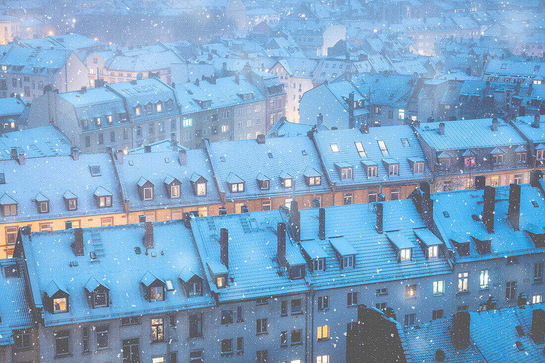 Schneefall über den traditionellen Häusern der Altstadt in der Abenddämmerung, Frankfurt am Main, Hessen, Deutschland Europa