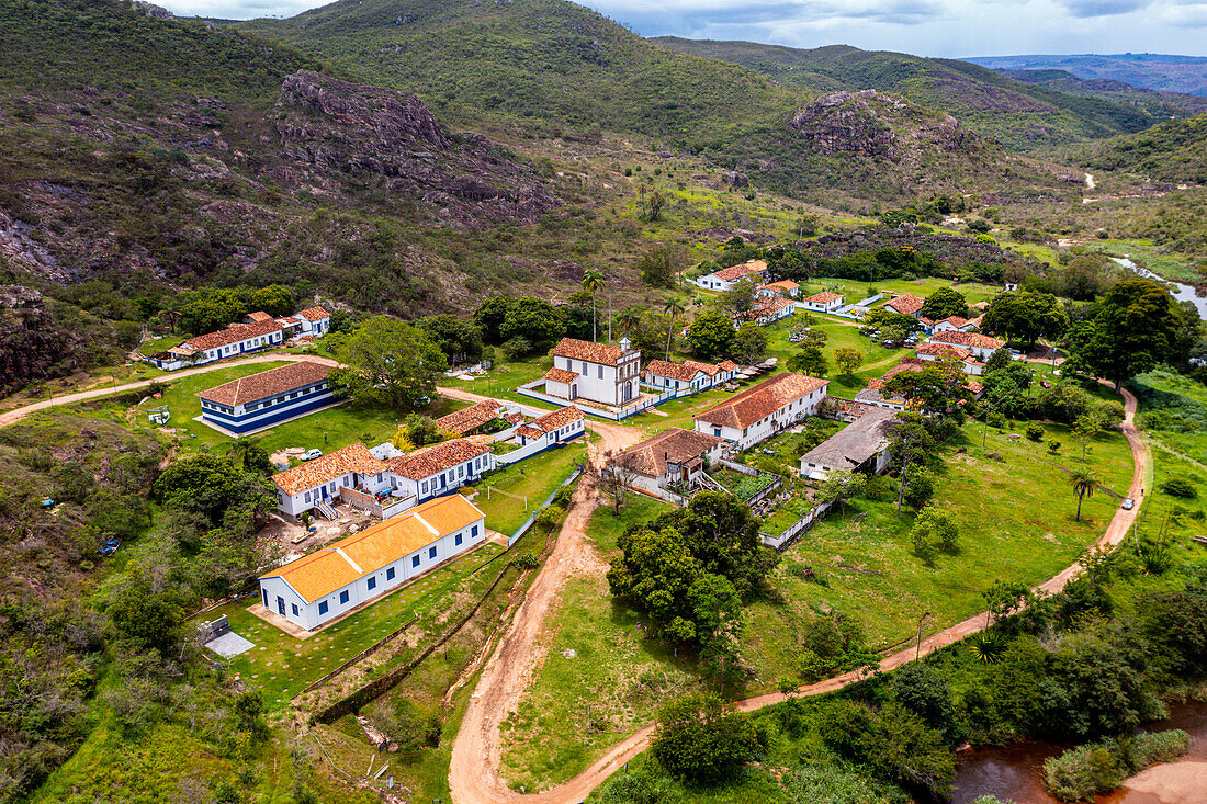 Luftaufnahme der alten Textilfabrik Biribiri bei Diamantina, Minas Gerais, Brasilien, Südamerika