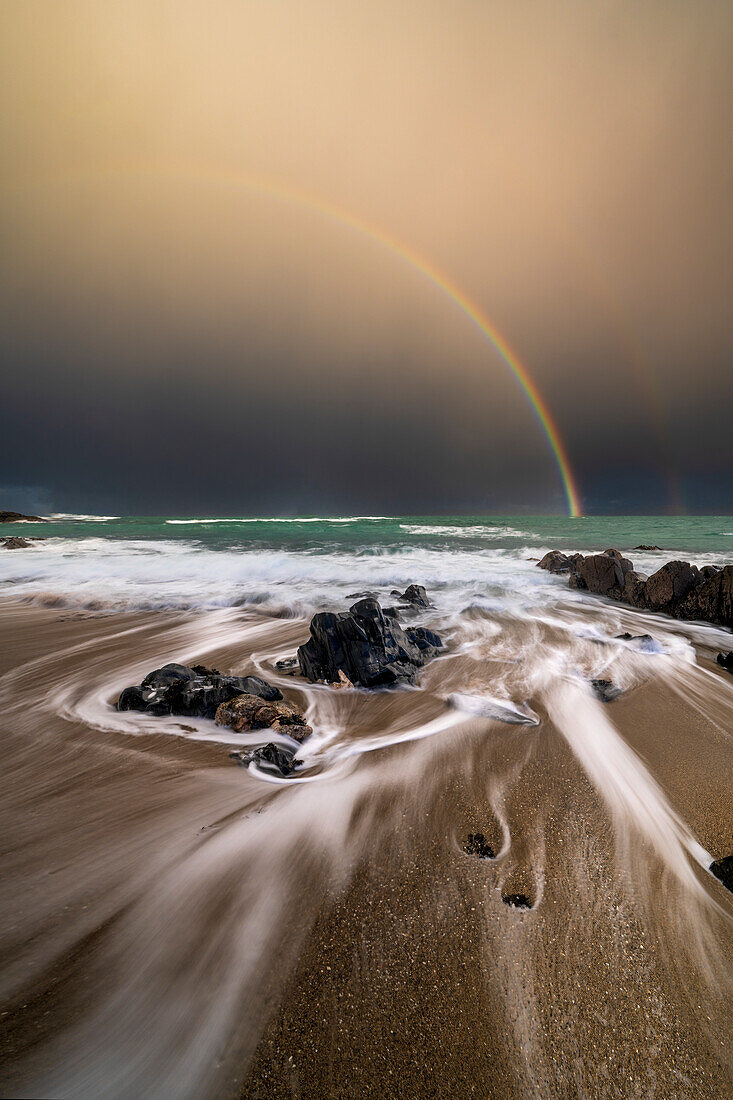 Regenbogen bei Traigh Bheag, Isle of Harris, Äußere Hebriden, Schottland, Vereinigtes Königreich, Europa