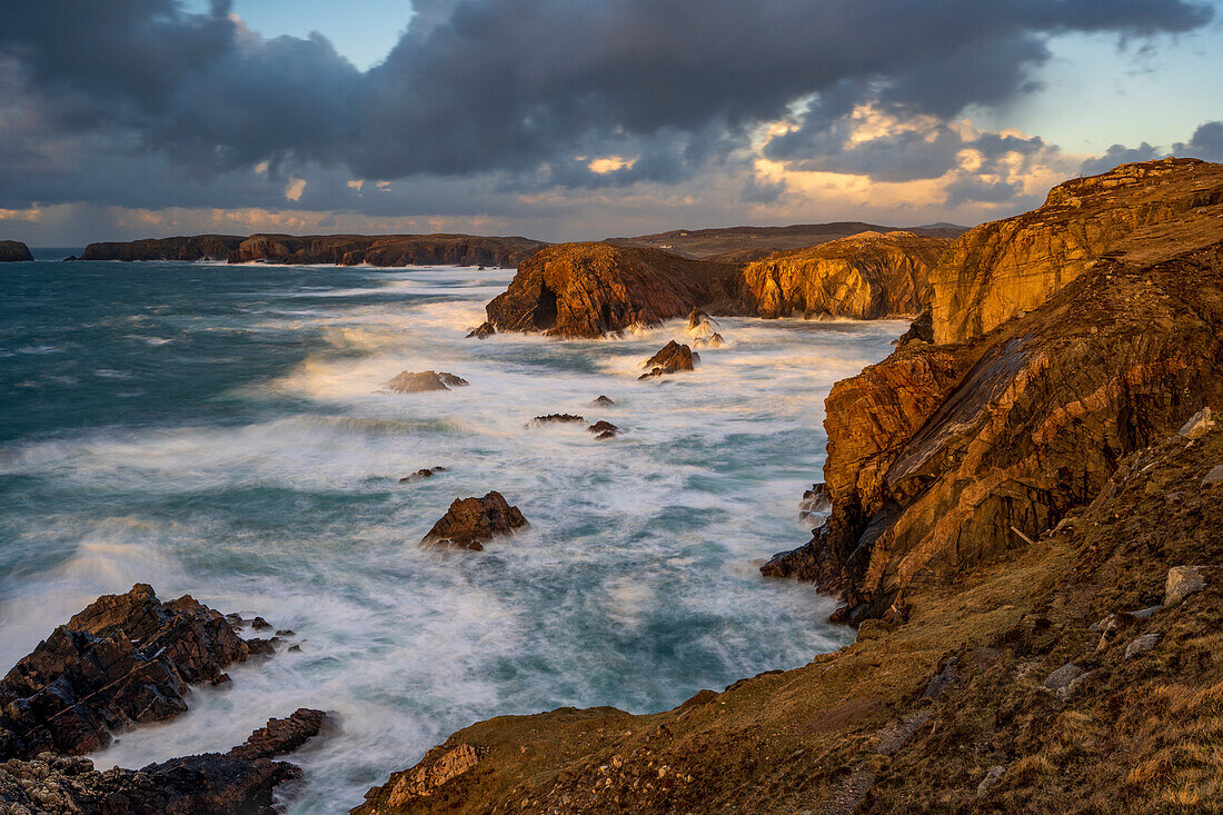 Schroffe Felsküste von Mangersta, Mangersta Beach, Isle of Lewis und Harris, Äußere Hebriden, Schottland, Vereinigtes Königreich, Europa