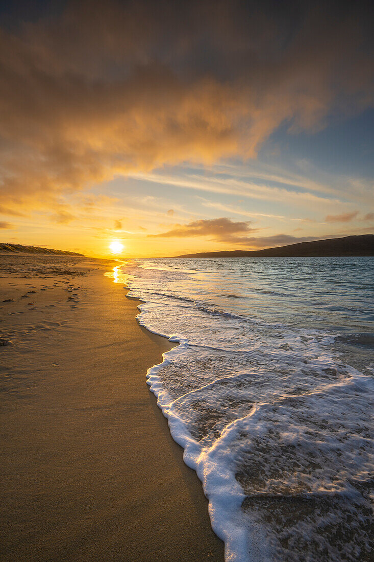 Wellenmuster bei Sonnenuntergang am Strand von Luskentyre, Isle of Harris, Äußere Hebriden, Schottland, Vereinigtes Königreich, Europa