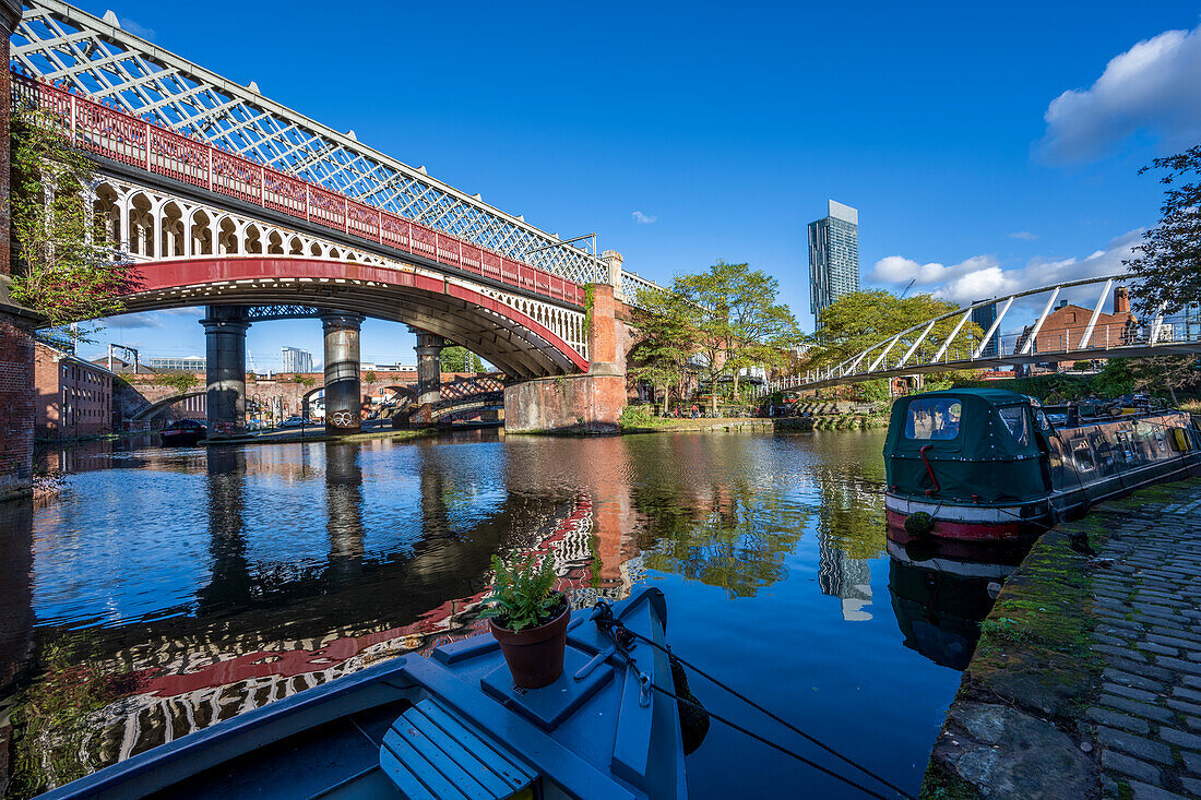 Eisenbahn, Fußgängerbrücke und Kanalboot vor Castlefield, Manchester, Lancashire, England, Vereinigtes Königreich, Europa