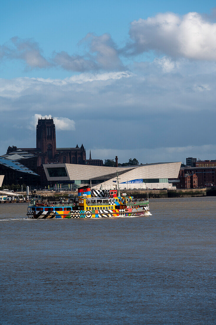 The Liverpool Museum with Mersey ferry, Liverpool, Merseyside, England, United Kingdom, Europe