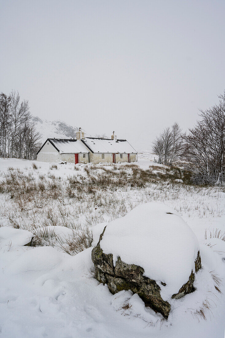 Black Rock Cottages mit Schnee, Rannoch Moor, Glencoe, Highland Region, Schottland, Vereinigtes Königreich, Europa
