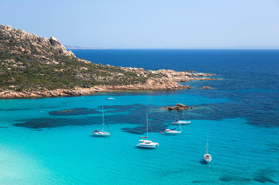 Blick vom Hang über das türkisfarbene Wasser der Cala di Roccapina, Yachten vor Anker, Sartene, Corse-du-Sud, Korsika, Frankreich, Mittelmeer, Europa