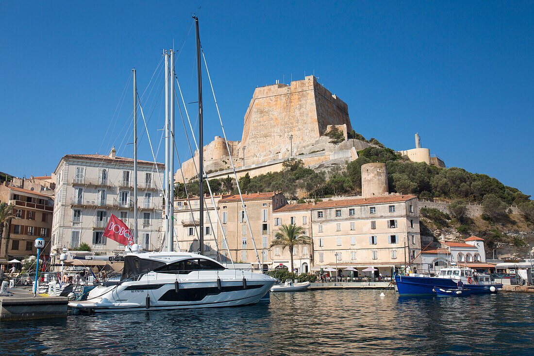 Blick über den Hafen auf die historische Zitadelle, die Bastion de l'Etendard prominent, Bonifacio, Corse-du-Sud, Korsika, Frankreich, Mittelmeer, Europa