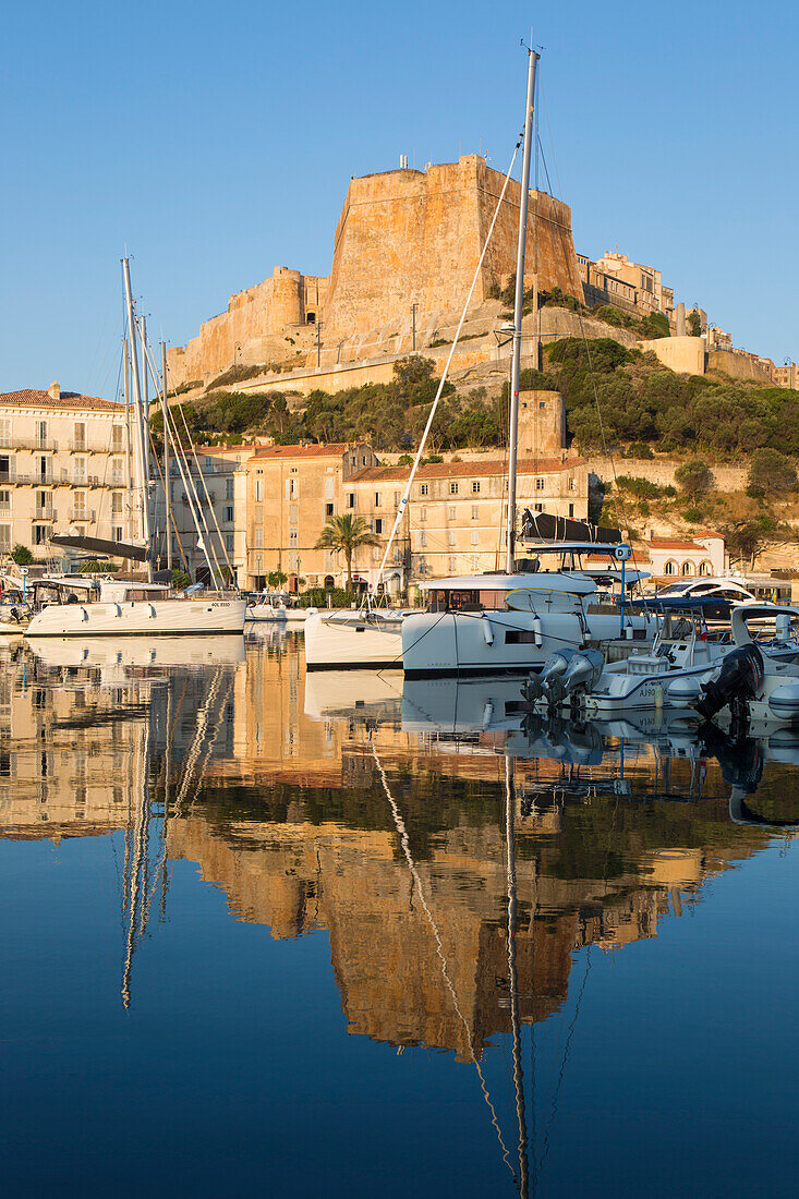 Blick über den Hafen auf die Zitadelle, Sonnenaufgang, die Bastion de l'Etendard prominent, Bonifacio, Corse-du-Sud, Korsika, Frankreich, Mittelmeer, Europa