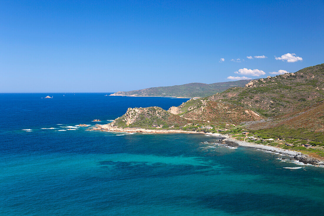 Blick entlang der Mittelmeerküste vom Hangweg bei Pointe de la Parata, Ajaccio, Corse-du-Sud, Korsika, Frankreich, Mittelmeer, Europa