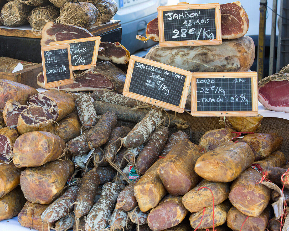 Auswahl an korsischen Würsten und Schinken zum Verkauf auf dem Markt am Place Foch, Ajaccio, Corse-du-Sud, Korsika, Frankreich, Mittelmeer, Europa