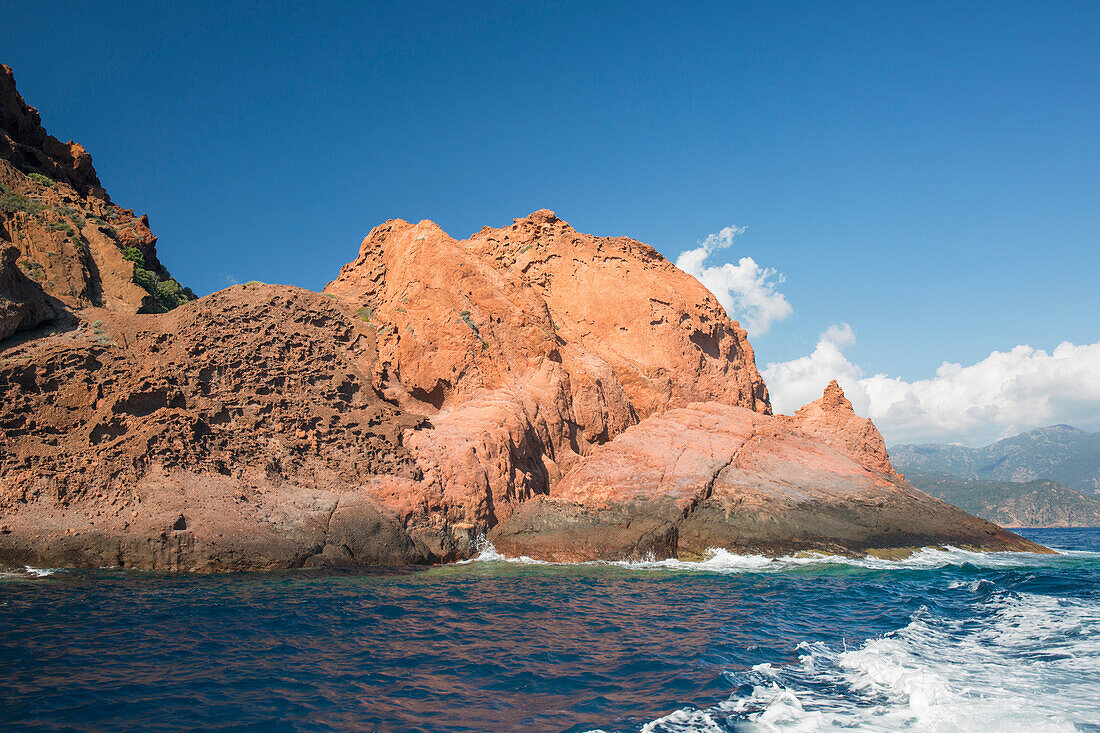 Die schroffen roten Klippen von Punta Rossa, Teil des Scandola-Naturschutzgebiets, UNESCO-Weltkulturerbe, Porto, Corse-du-Sud, Korsika, Frankreich, Mittelmeer, Europa