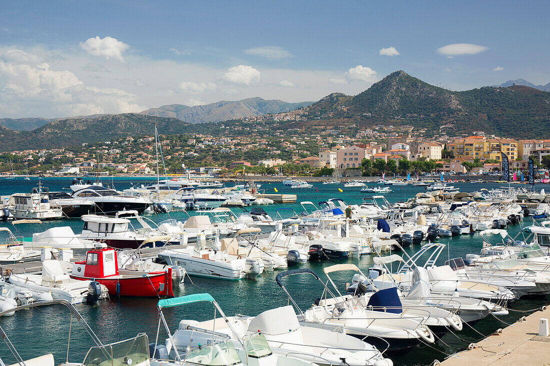 Blick über den Yachthafen auf den Ort und die Küstenhügel der Balagne, L'Ile-Rousse, Haute-Corse, Korsika, Frankreich, Mittelmeer, Europa