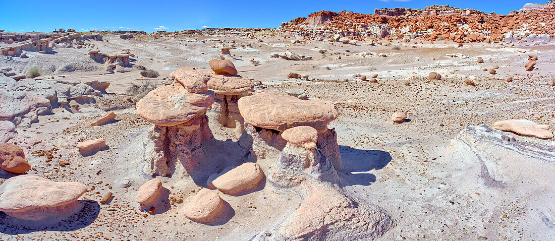 Drei Hoodoos in einer dreieckigen Formation auf dem Devil's Playground, genannt die Unheilige Dreifaltigkeit, Petrified Forest National Park, Arizona, Vereinigte Staaten von Amerika, Nordamerika