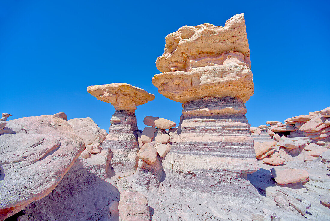 Hoch aufragende Felssäulen im Devil's Playground im Petrified Forest National Park, Arizona, Vereinigte Staaten von Amerika, Nordamerika