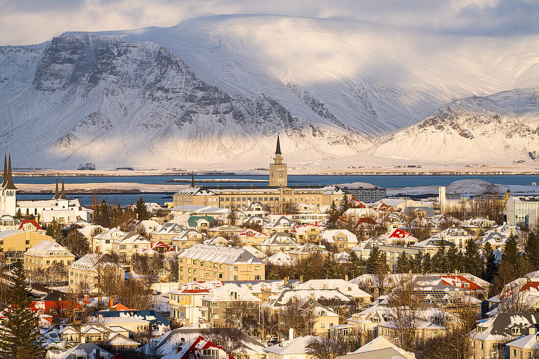 Innenstadt von Reykjavik mit Bergen im Hintergrund, Reykjavik, Island, Polarregionen
