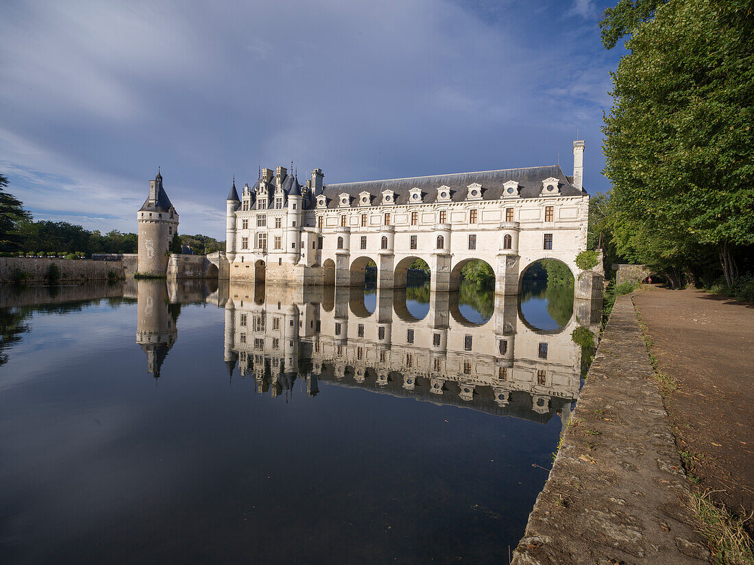 Chateau de Chenonceau castle reflected in the water, UNESCO World Heritage Site, Chenonceau, Indre-et-Loire, Centre-Val de Loire, France, Europe