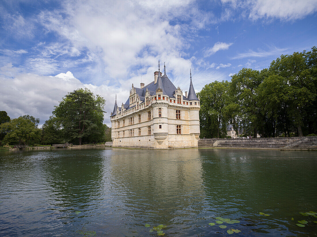 Schloss von Azay-le-Rideau spiegelt sich im See an einem sonnigen Tag mit Wolken, UNESCO-Weltkulturerbe, Azay-le-Rideau, Indre et Loire, Centre-Val de Loire, Frankreich, Europa
