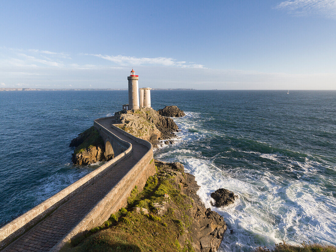 Weg über das Meer zum Leuchtturm Petit Minou, Bretagne, Finistere, Frankreich, Europa