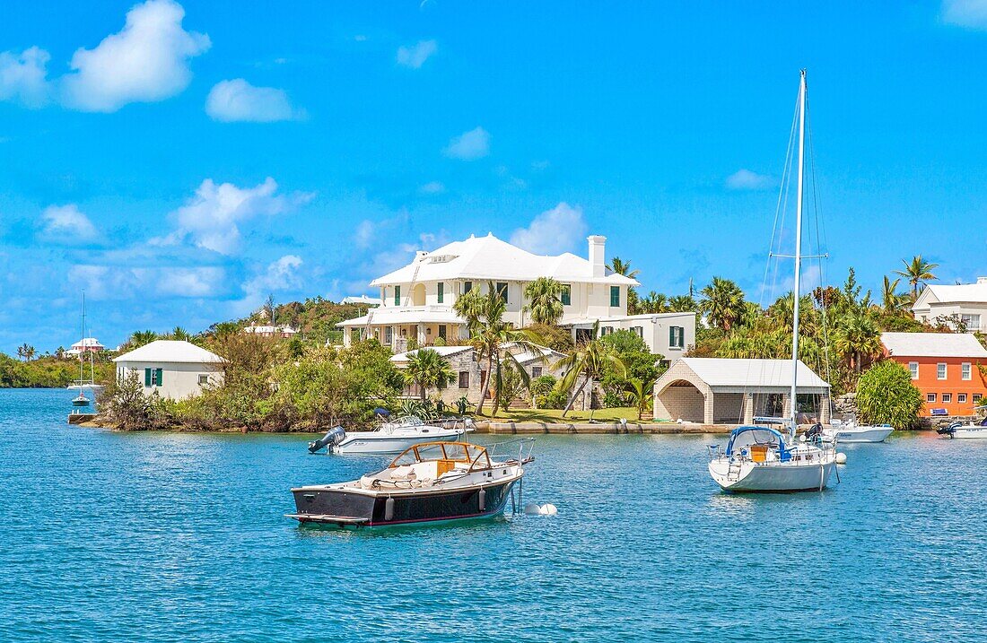 Boote vor Anker in der Pitts Bay, mit pastellfarbenen Häusern im Hintergrund mit ihren traditionellen Stufendächern, Hamilton, Bermuda, Atlantik, Mittelamerika