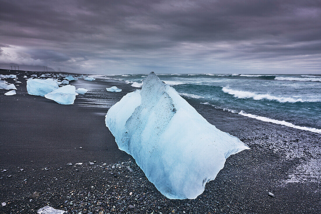 Eis am Meeresufer außerhalb der Lagune Jokulsarlon, Jokulsarlon, Vatnajokull-Nationalpark, Südküste Islands, Polargebiete