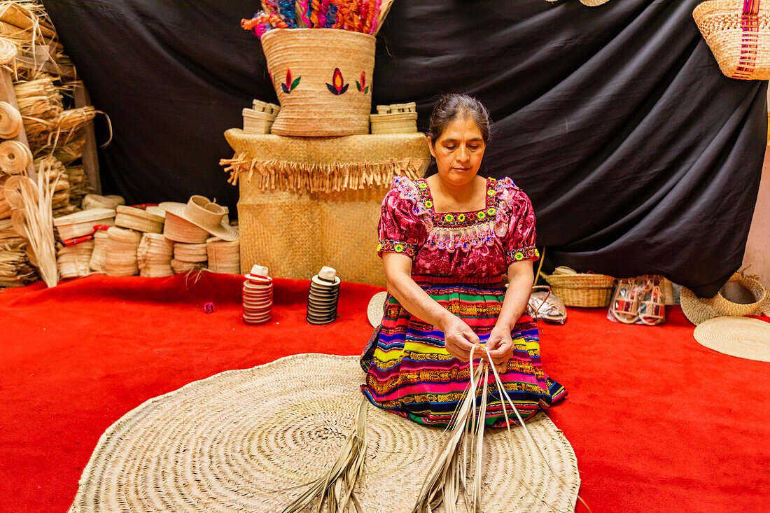 K'iche-Kunsthandwerker zeigen ihre wunderschönen gewebten Strohhüte, Guatemala, Mittelamerika