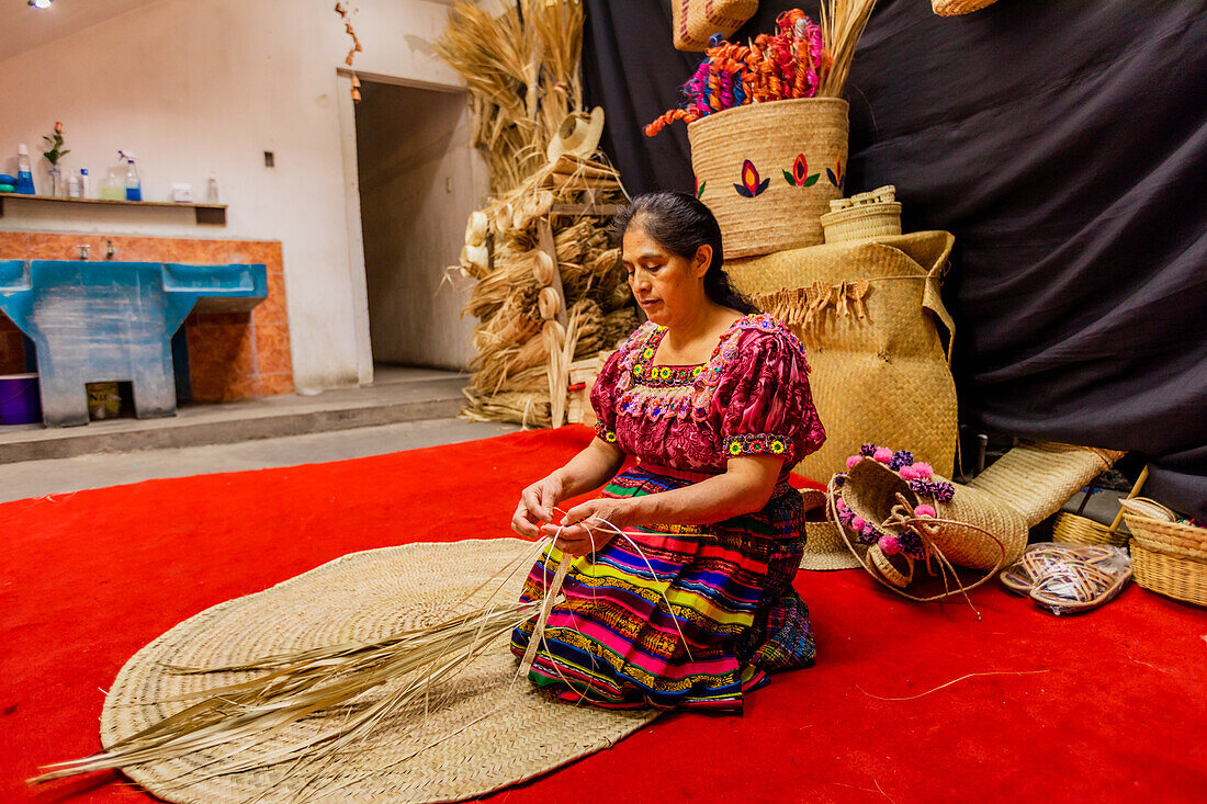 K'iche-Kunsthandwerker zeigen ihre wunderschönen gewebten Strohhüte, Guatemala, Mittelamerika