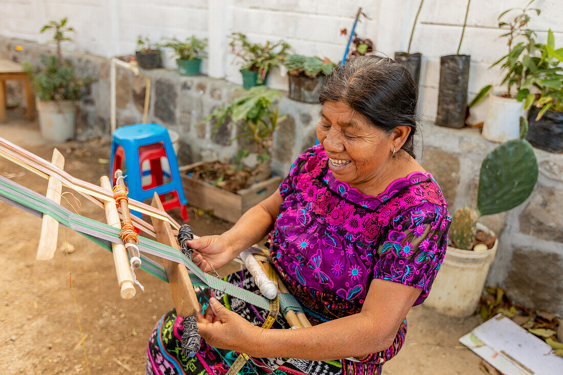 Tinta Maya-Kunsthandwerker beim Weben, Guatemala, Mittelamerika
