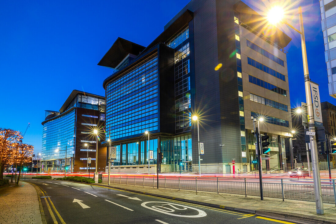 International Financial Services District in der Abenddämmerung, Glasgow, Schottland, Vereinigtes Königreich, Europa