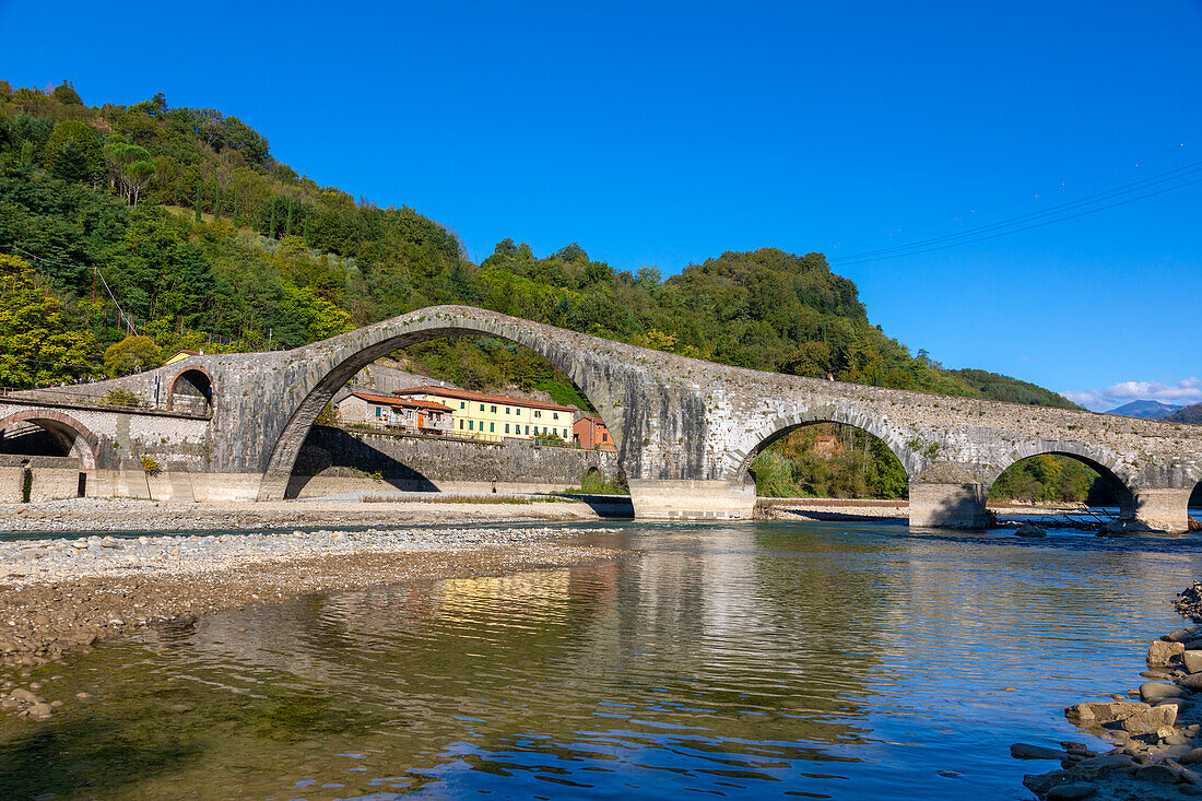 Ponte della Maddalena (Ponte del Diavolo), River Serchio, near Borgo a Mozzano, Lucca, Tuscany, Italy, Europe