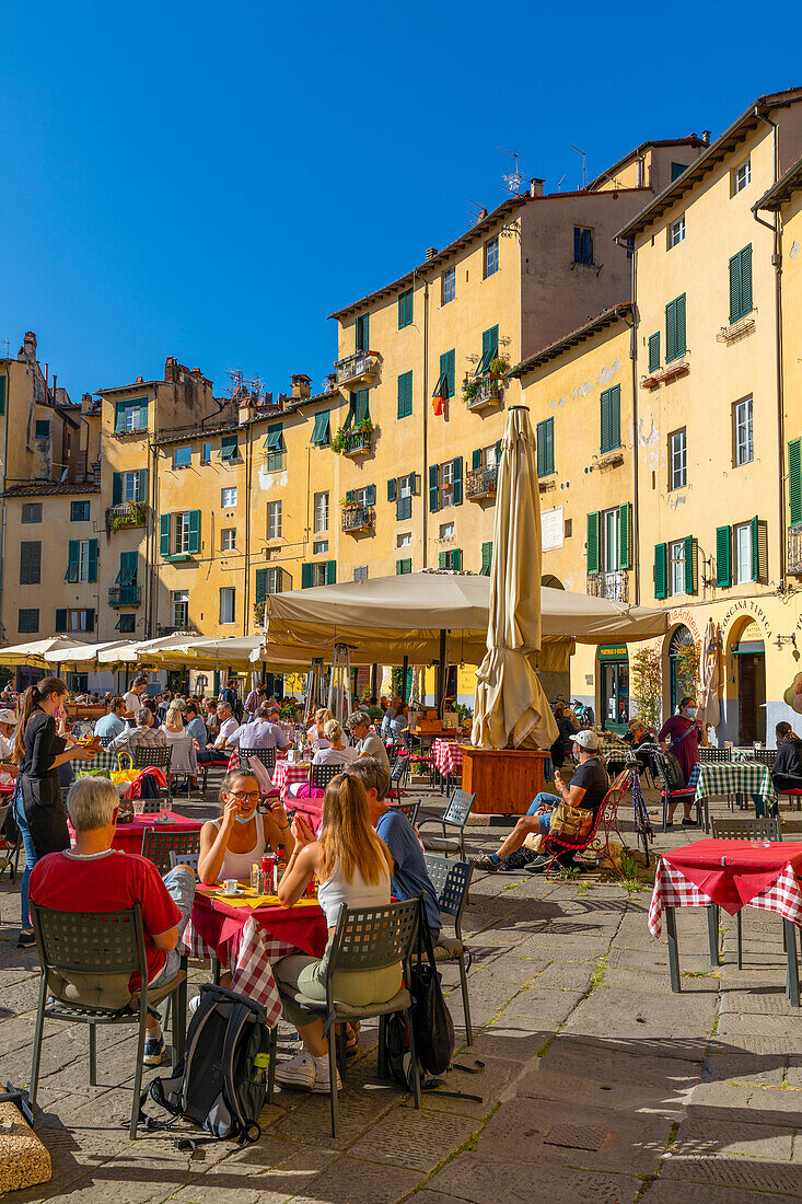 Eating and drinking outdoors, Piazza dell'Anfiteatro, Lucca, Tuscany, Italy, Europe