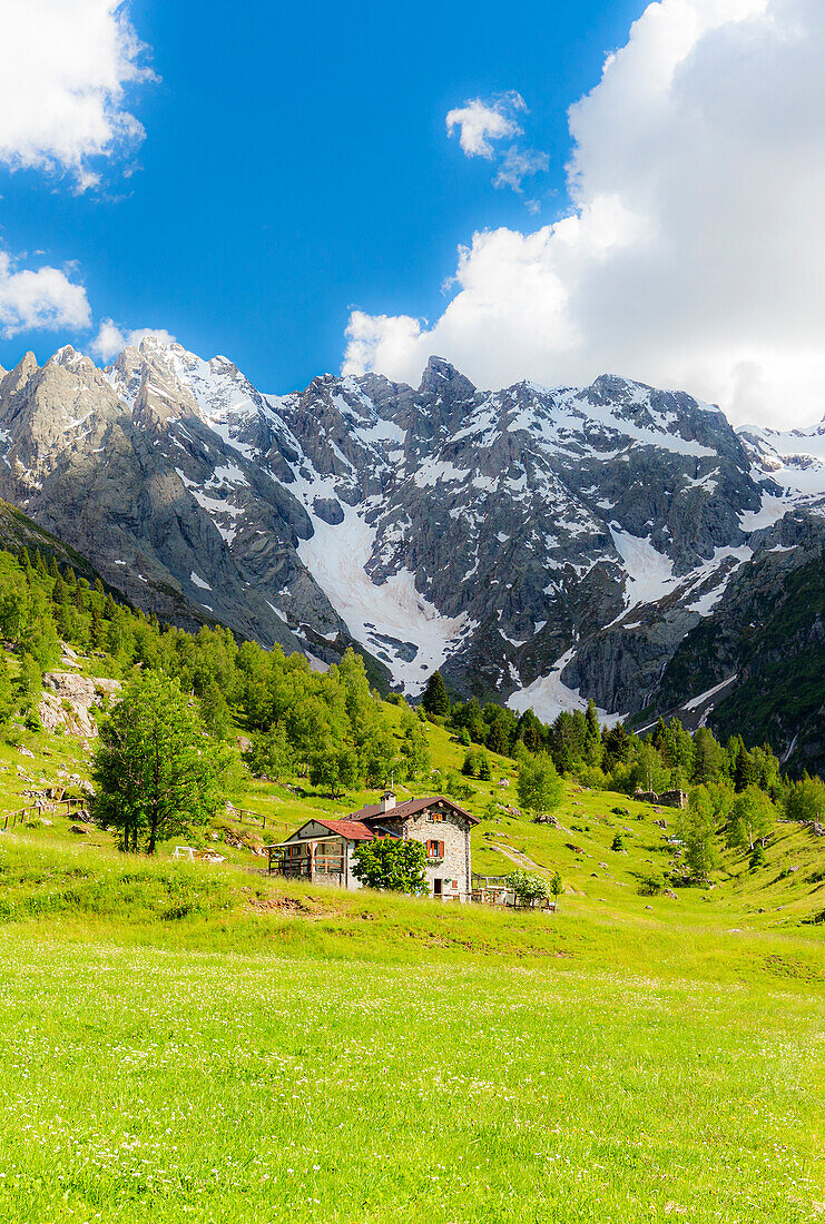 Einsame traditionelle Hütte in einem wilden Alpental, Val d'Arigna, Orobie, Valtellina, Lombardei, Italien. Europa