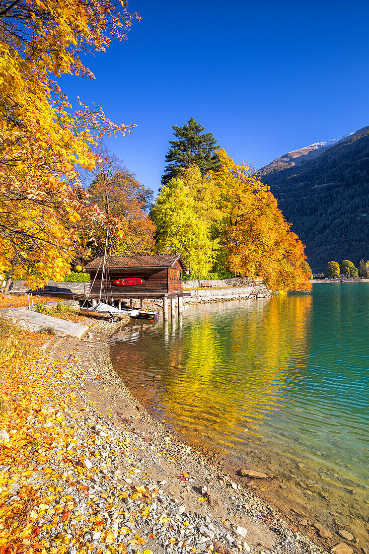 Haus auf Stelzen am Ufer des Poschiavo-Sees im Herbst, Valposchiavo, Kanton Graubünden, Schweiz, Europa