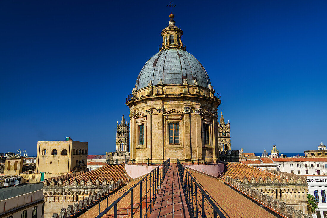 Kathedrale von Palermo, UNESCO-Welterbe, Kirchendach, schmaler Laufsteg gegen wolkenlosen blauen Himmel, Palermo, Sizilien, Italien, Mittelmeer, Europa
