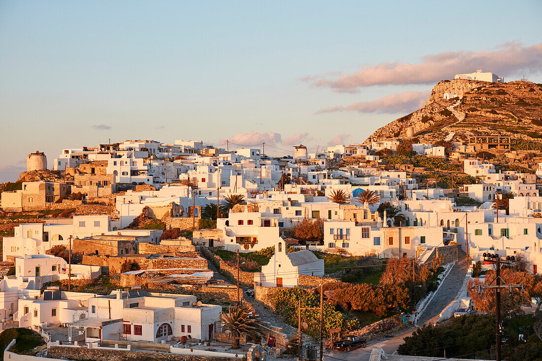 Chora der Insel Sikinos bei Sonnenuntergang, Kykladen, Griechische Inseln, Griechenland, Europa