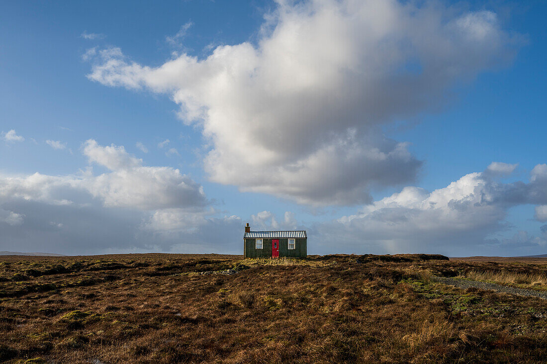 Eine Hütte in einem Moorgebiet auf der Isle of Lewis auf den Äußeren Hebriden, Schottland, Vereinigtes Königreich, Europa