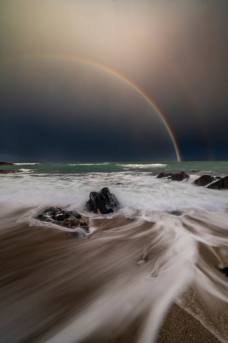 Doppelter Regenbogen und Langzeitbelichtung mit Bewegung bei Traigh Bheag, Isle of Harris, Äußere Hebriden, Schottland, Vereinigtes Königreich, Europa