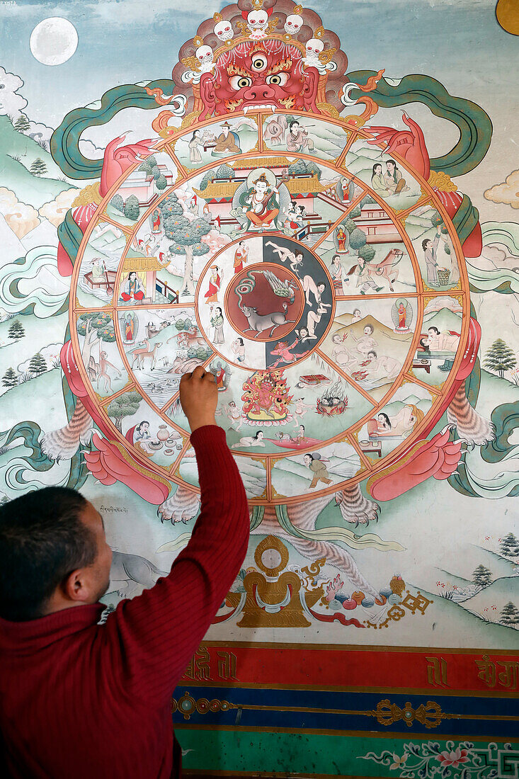 Das Rad des Lebens (das Bhavacakra), eine symbolische Darstellung von Samsara, Wandgemälde, Pema Osel Ling Kloster, Dakshinkali, Kathmandu, Nepal, Asien