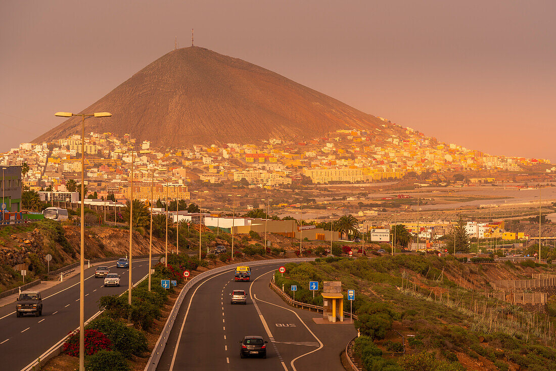 Blick auf bunte Häuser und Bergkulisse bei Sonnenuntergang in Galdar, Las Palmas, Gran Canaria, Kanarische Inseln, Spanien, Atlantik, Europa