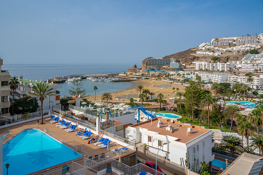 Blick auf Strand und Hotels im Stadtzentrum, Puerto Rico, Gran Canaria, Kanarische Inseln, Spanien, Atlantik, Europa