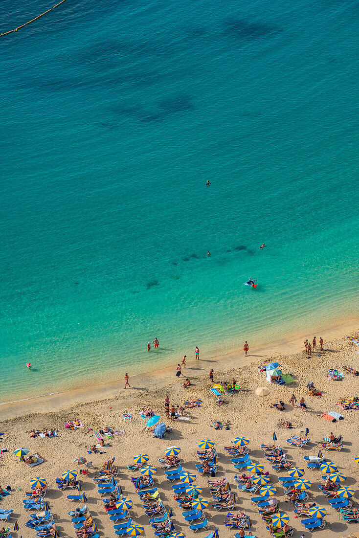 Blick auf den Strand Playa de Amadores von erhöhter Position, Puerto Rico, Gran Canaria, Kanarische Inseln, Spanien, Atlantik, Europa