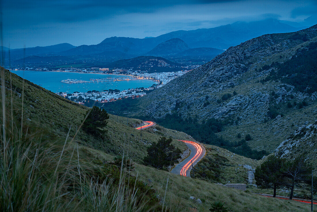 Blick auf die Wegbeleuchtung an der Straße nach Port de Pollenca am Mirador Es Colomer, Pollenca, Mallorca, Balearen, Spanien, Mittelmeer, Europa