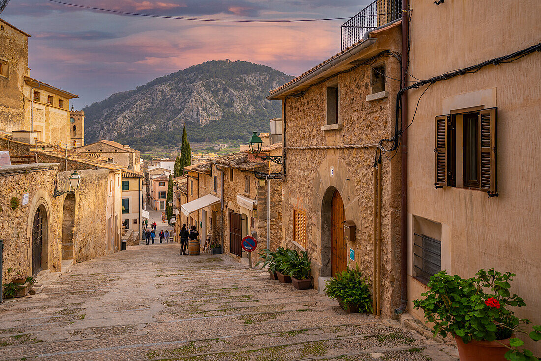 Blick auf das Geschäft an der Kalvarienberg-Treppe in der Altstadt von Pollenca, Pollenca, Mallorca, Balearen, Spanien, Mittelmeer, Europa